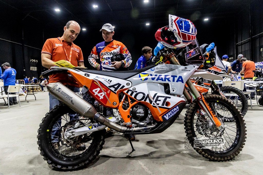 Mani Gyenes In Timpul Ultimelor Verficari Tehnice Inainte De Startul Dakar 2020 Mani Gyenes A Intrat Oficial Pe Lista Legendelor Raliului Dakar