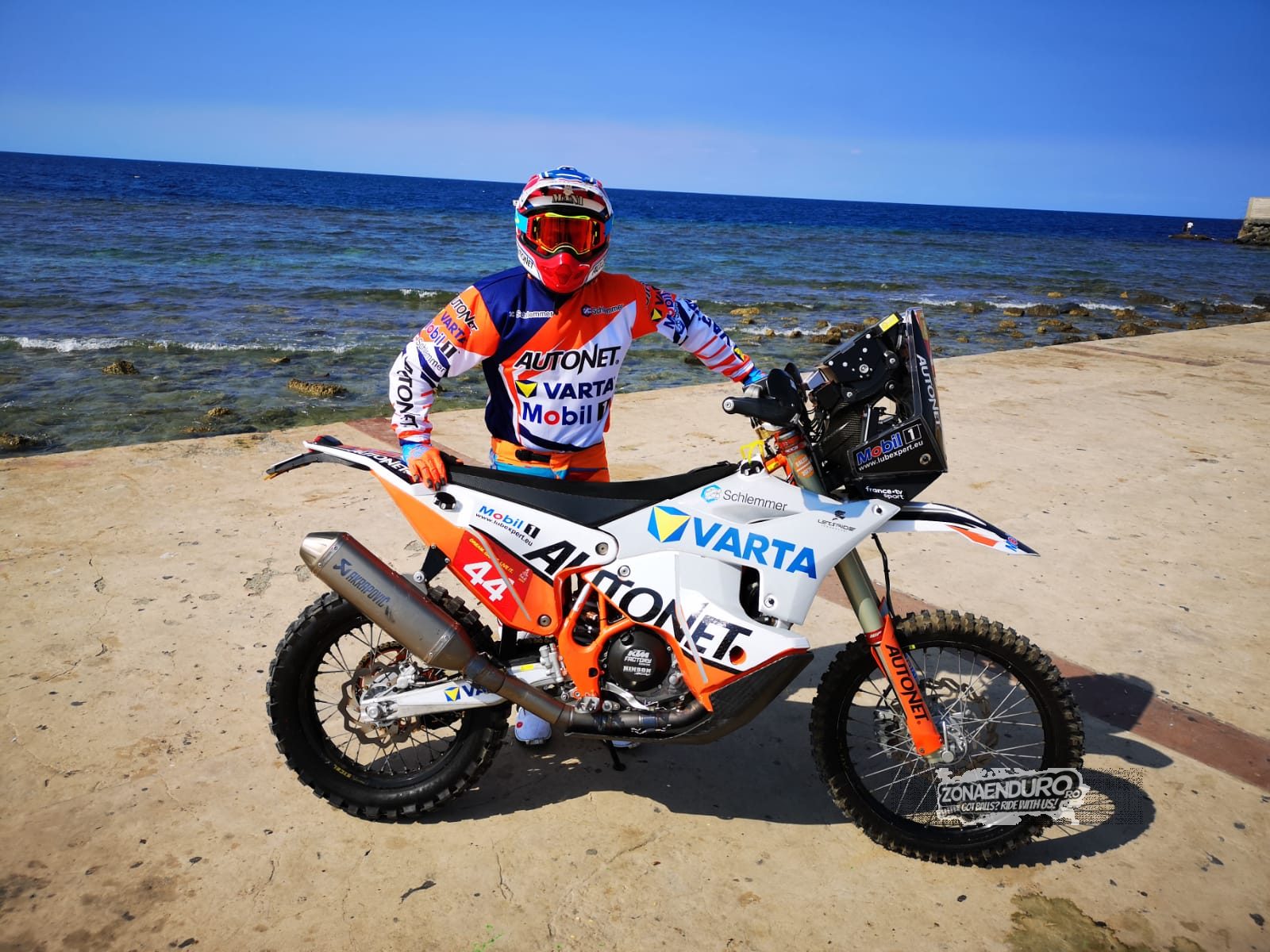 Un Scurt Popas Pe Malul Marii Rosii Inaintea Ultimelor Formalitati Care Preced Startul Mani Gyenes A Intrat Oficial Pe Lista Legendelor Raliului Dakar