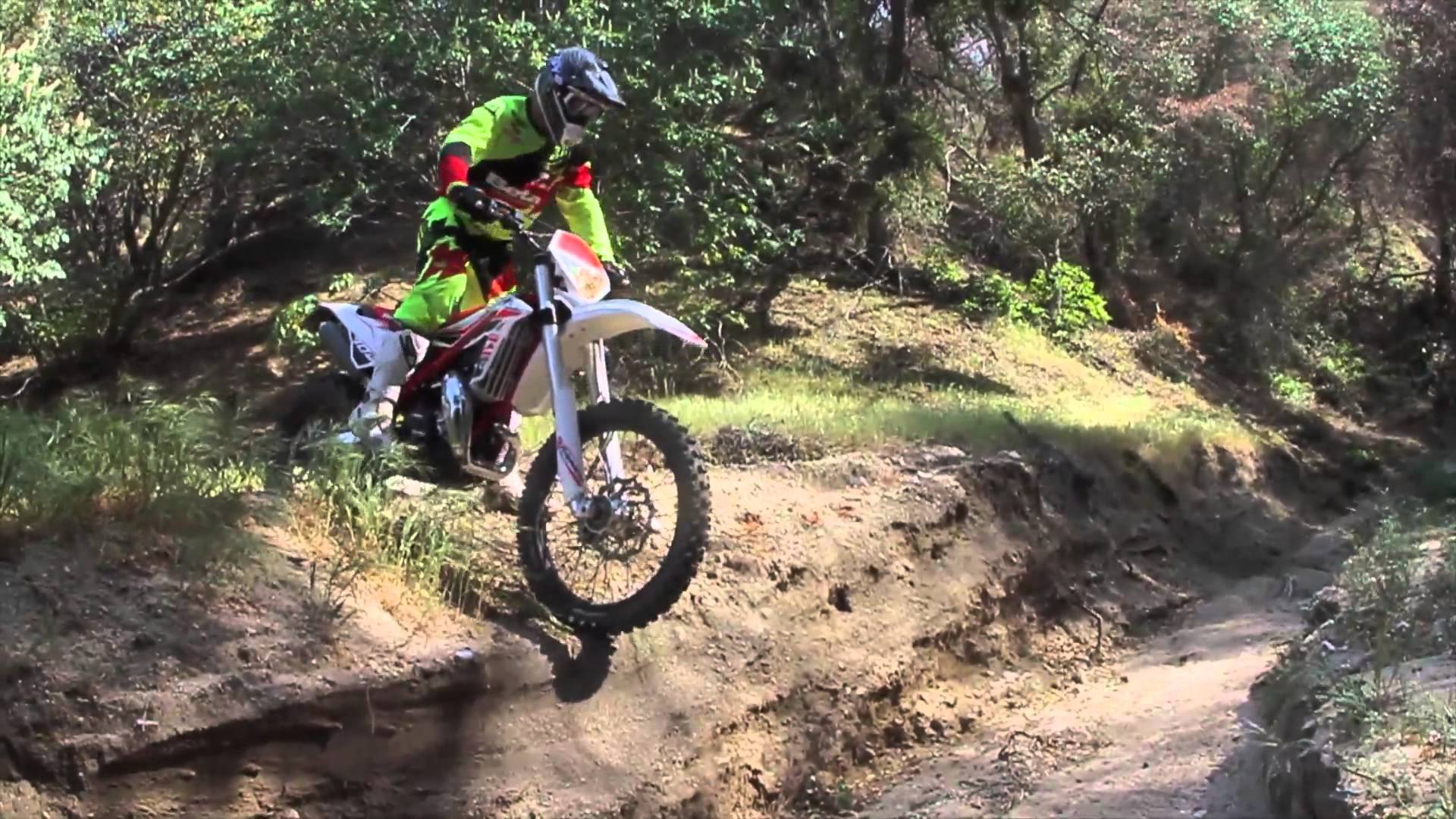 VIDEO. 2015 Beta XTrainer 300 First Ride