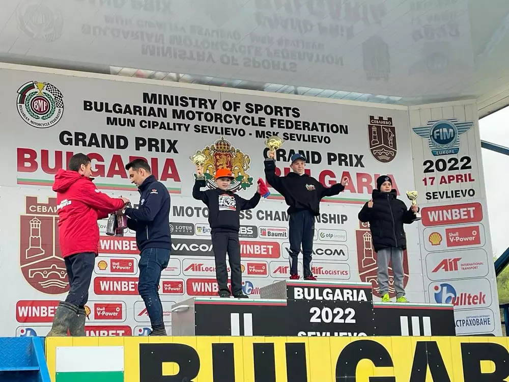 Campionatul European Motocross Topcross Tcs Zonaenduro Podium Pentru Sami Dumitru Și Ioan Chiujdea Pe Circuitul De La Sevlievo In Campionatul European De Motocross