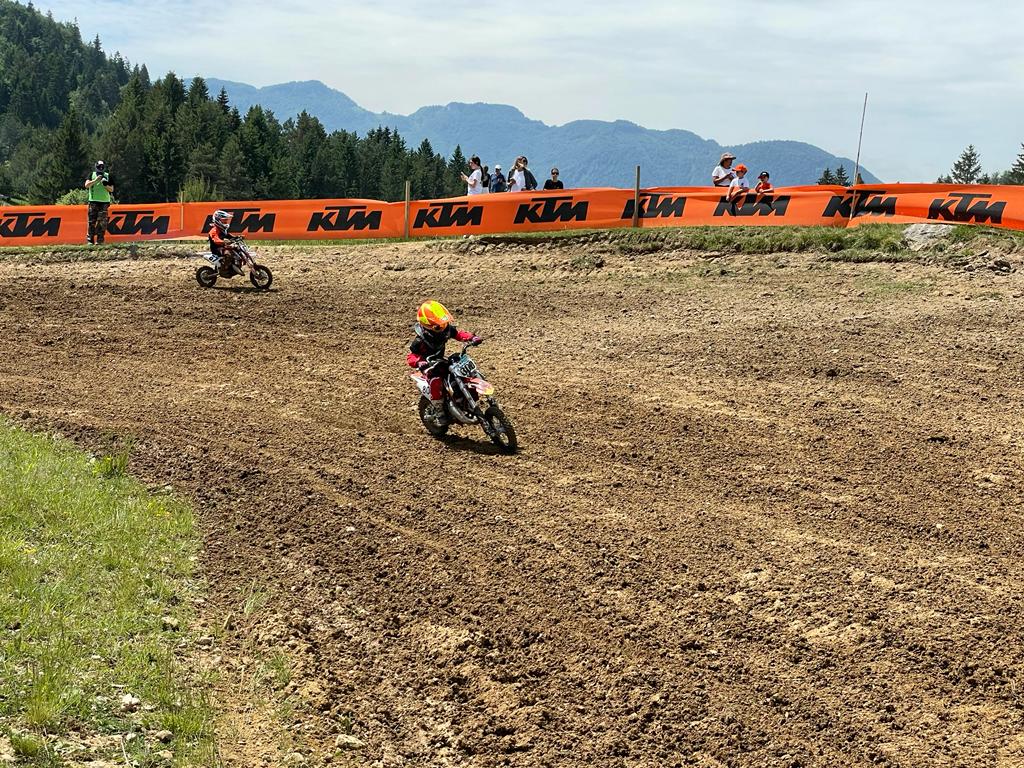 Mx Zarnesti Piloții Top Cross Tcs Ktm Continuă Seria De Rezultate Bune În Campionatul Național De Motocross Și Pe Circuitul De La Zărnești