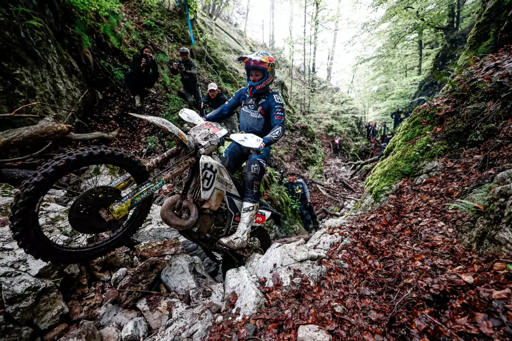 VIDEO.  Billy Bolt charges hard to win DAY2 at Xross Hard Enduro Rally
