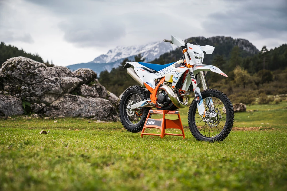 519237 My24 Ktm 300 Exc Sixdays Sixdays 02 Static Zonaenduro 2024 Ktm Exc Sixdays Range. What'S New... And The Price, The Price...