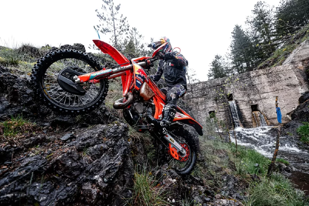 Manuel Lettenbichler excelled in the mud to win DAY1 in Serbia. Billy Bolt got a 43min PENALTY!