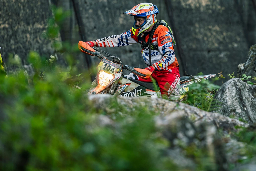 SI202307260620 zonaenduro Manuel Lettenbichler - From being on fire to switching into survival mode! Red Bull Romaniacs Day 1 produced all the weather extremes.