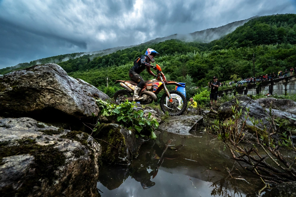 SI202307260649 zonaenduro Manuel Lettenbichler - From being on fire to switching into survival mode! Red Bull Romaniacs Day 1 produced all the weather extremes.