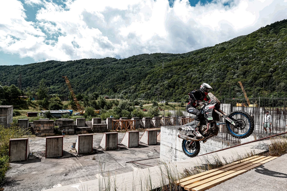 pol tarres yamaha tenere 700 red bull romaniacs zonaenduro Mani Lettenbichler held his lead out on the tracks but Teo Kabakchiev scored the fastest time.
