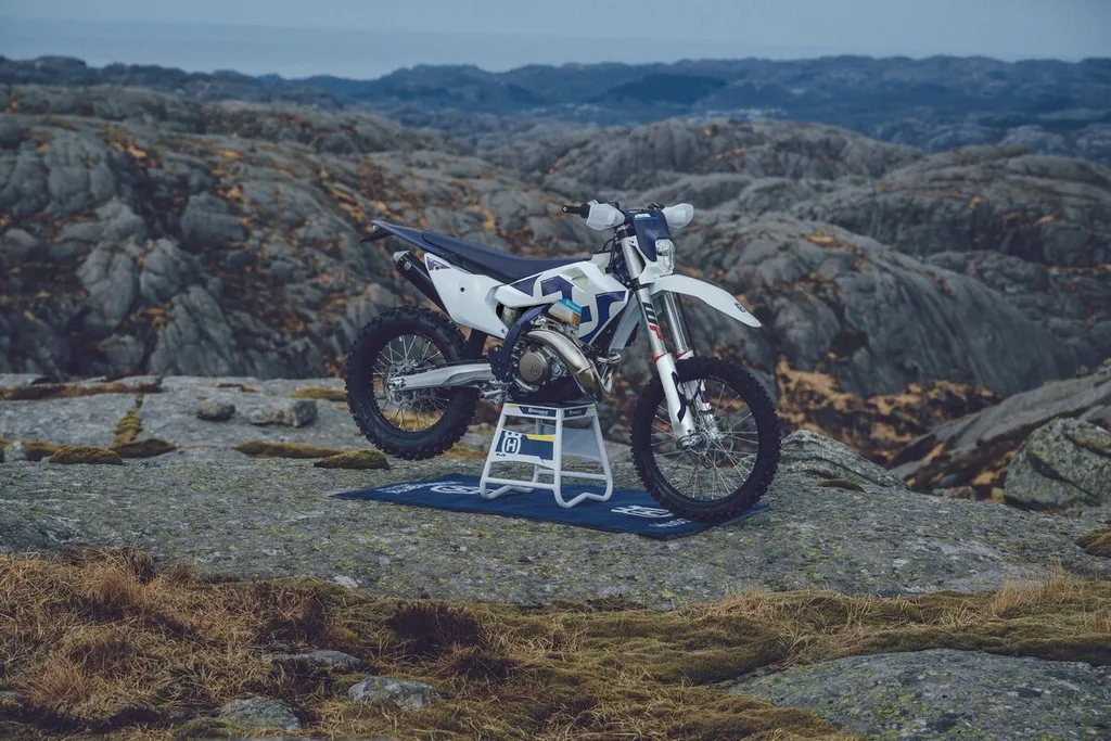 193699 TE 300 2026 ZonaEnduro What's new? 2026 Husqvarna Enduro Bikes. The best looking dirt bike out there?
