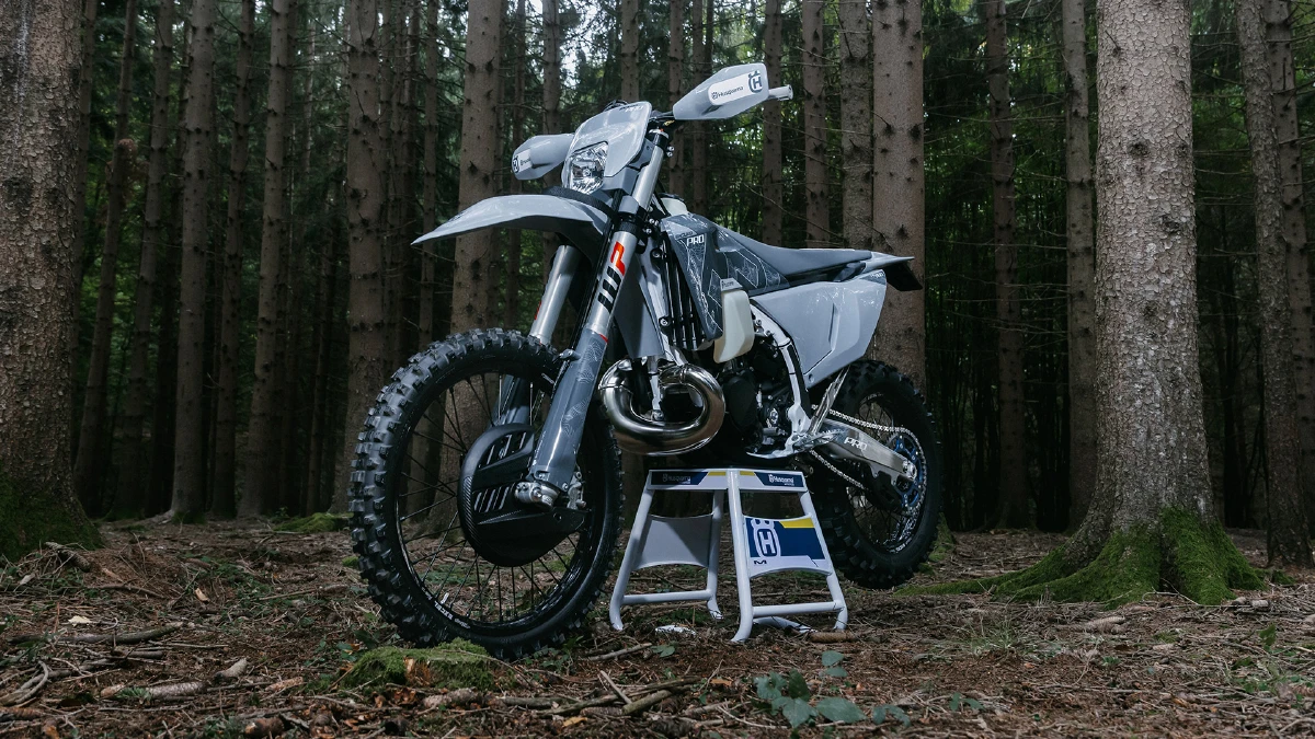 PHO BIKE DET Husqvarna Enduro TE 300 PRO MY26 Motor SALL AEPI V1 Zona Enduro Husqvarna Unveils 2026 TE 300 Pro & FE 350 Pro – Engineered for Pure Enduro Performance