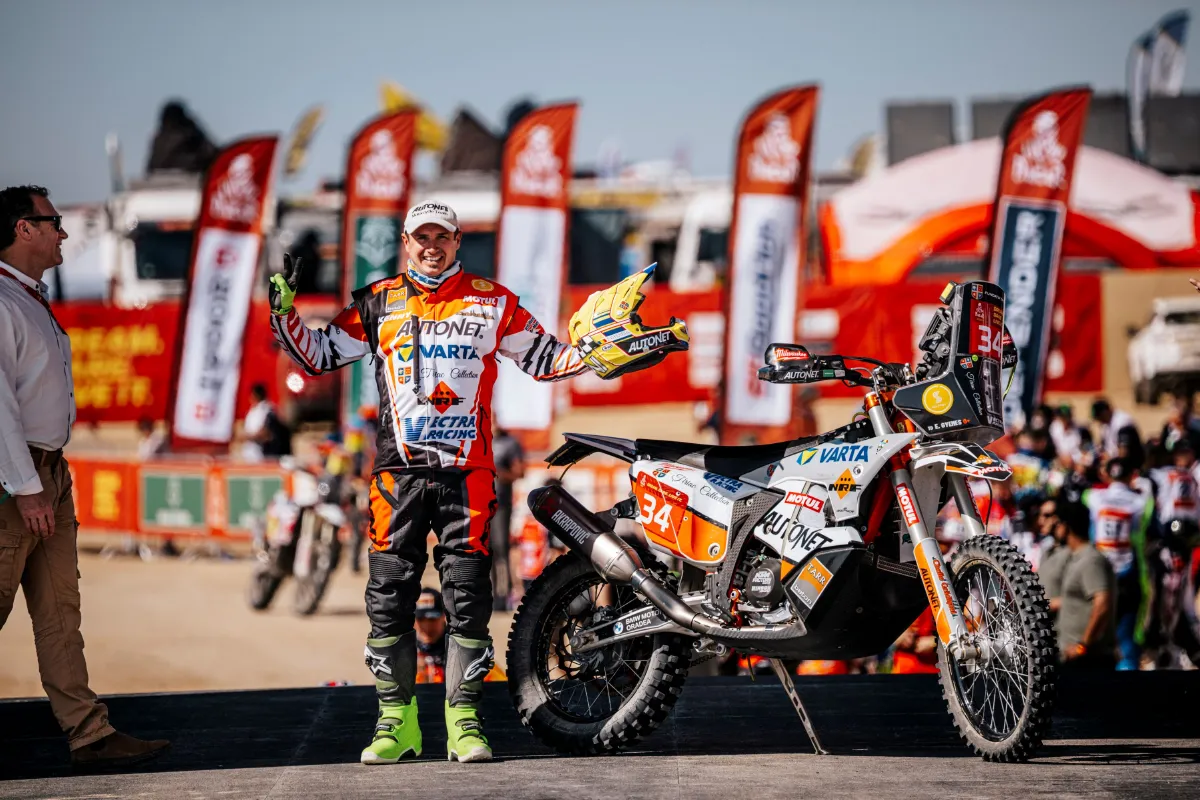 Mani Gyenes, Cel Mai Rapid Original În Prologul Dakar 2026! 7 Emanuel Gyenes podium de start Dakar 2026 zonaenduro Mani Gyenes, cel mai rapid Original în prologul Dakar 2026!